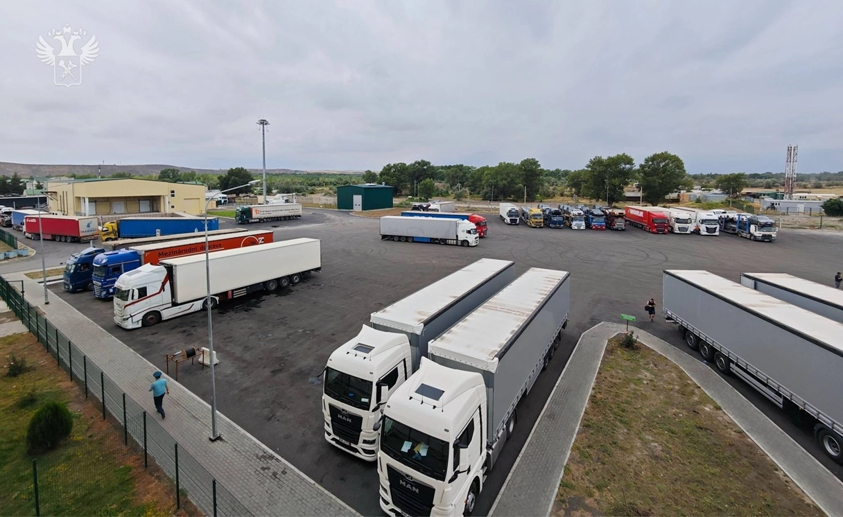 На границе России и Азербайджана отмечаются очереди из грузовиков